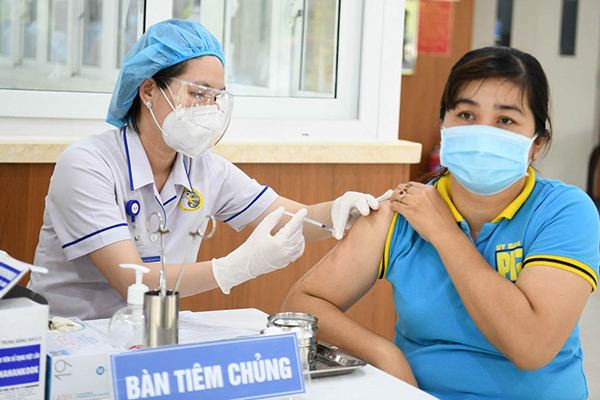 Tính đến ngày 5-8, gần 3,5 triệu người Việt Nam đã được cấp chứng nhận tiêm chủng COVID-19 điện tử. (Nguồn ảnh: vietnamnet.vn)